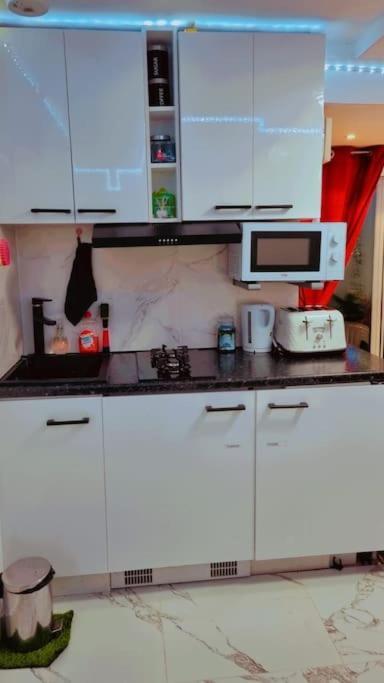 Entire-2 Bedroom Apartment With Driveway,1Free Parking Nottingham Exterior foto