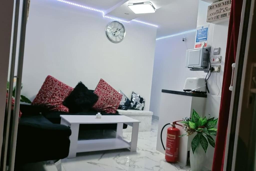 Entire-2 Bedroom Apartment With Driveway,1Free Parking Nottingham Exterior foto